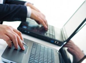 Personas usando computadores corporativos
