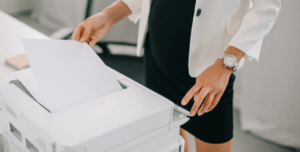 Mujer usando una impresora