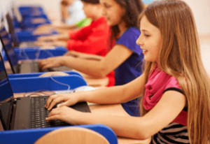 Niña usando computadores para empresa educativa
