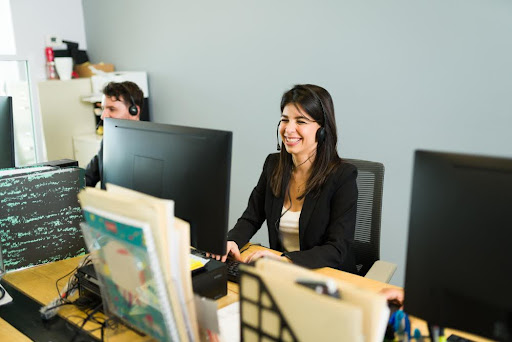 operadora utilizando computadores adquiridos por renting en Colombia