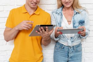 Usuarios disfrutando de alquiler de tablets