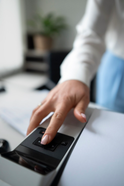 Persona poniendo su huella en la impresoras Térmicas